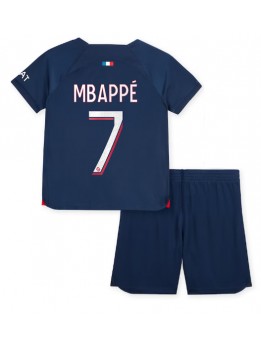 Otroški Nogometna dresi replika Paris Saint-Germain Kylian Mbappe #7 Domači 2023-24 Kratek rokav (+ hlače)